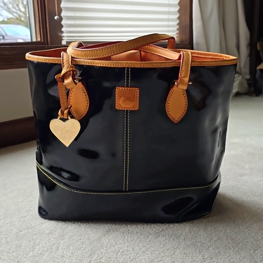 gently used patent leather bag.  Non smoking 🚭  Pet friendly home